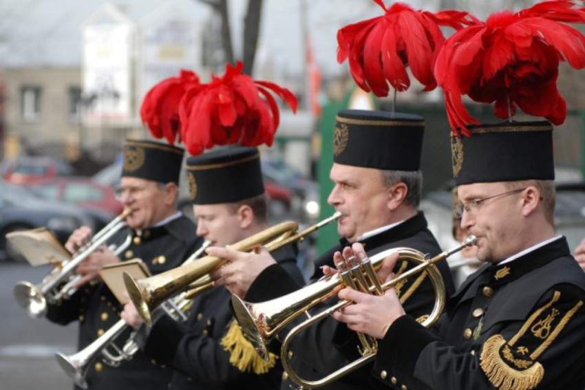 Orkiestra górnicza na ślubie? Inspiracja dla wyjątkowej ceremonii