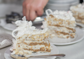 Czy na poprawinach podaje się tort weselny, jeśli został?