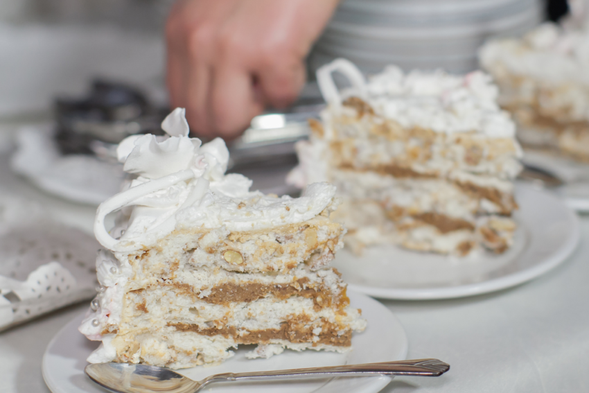 Czy na poprawinach podaje się tort weselny, jeśli został?